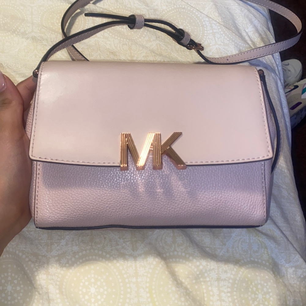 MICHAEL KORS~ CROSSBODY Leather LIGHT PINK with adjustable strap~
